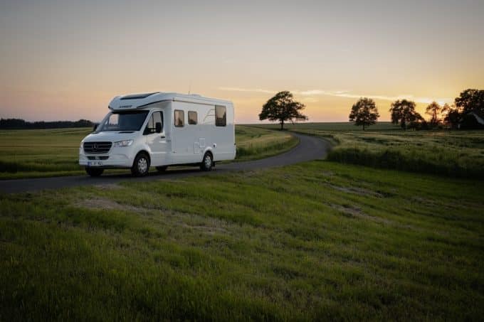 Hymer propose le porteur Mercedes aussi bien en profilé qu'en intégral.