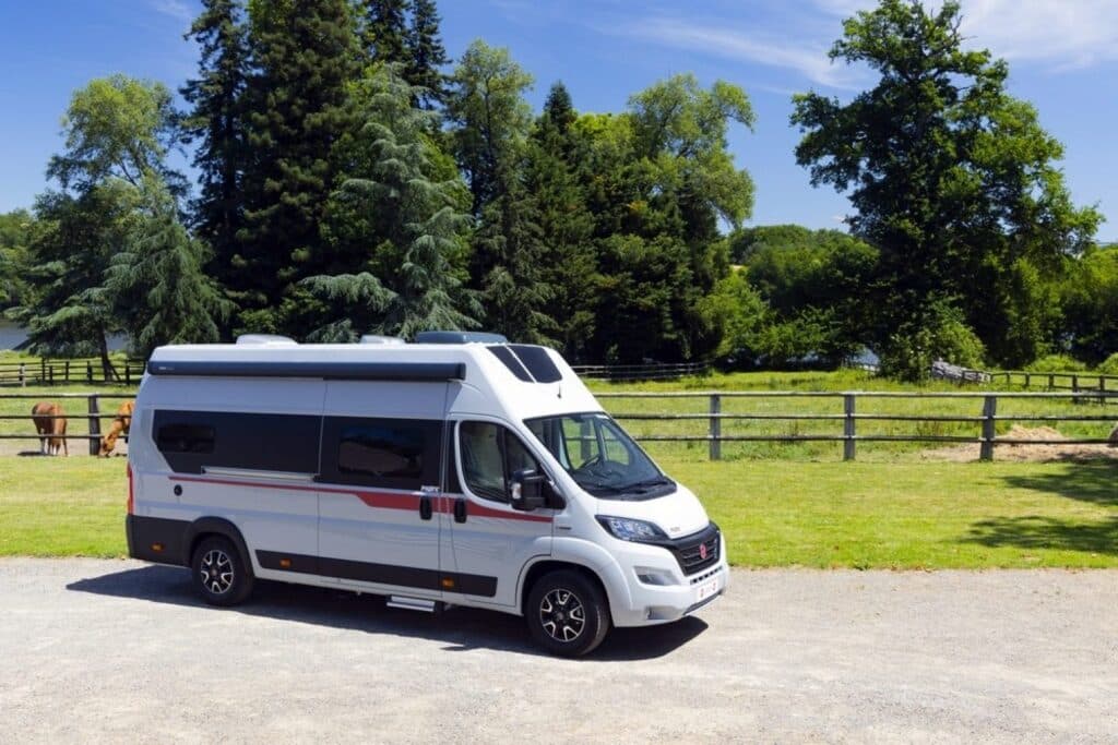 Un fourgon aménagé avec grand garage pour Pilote – Concessionnaire de  camping-cars à Pau, Tarbes et Bayonne