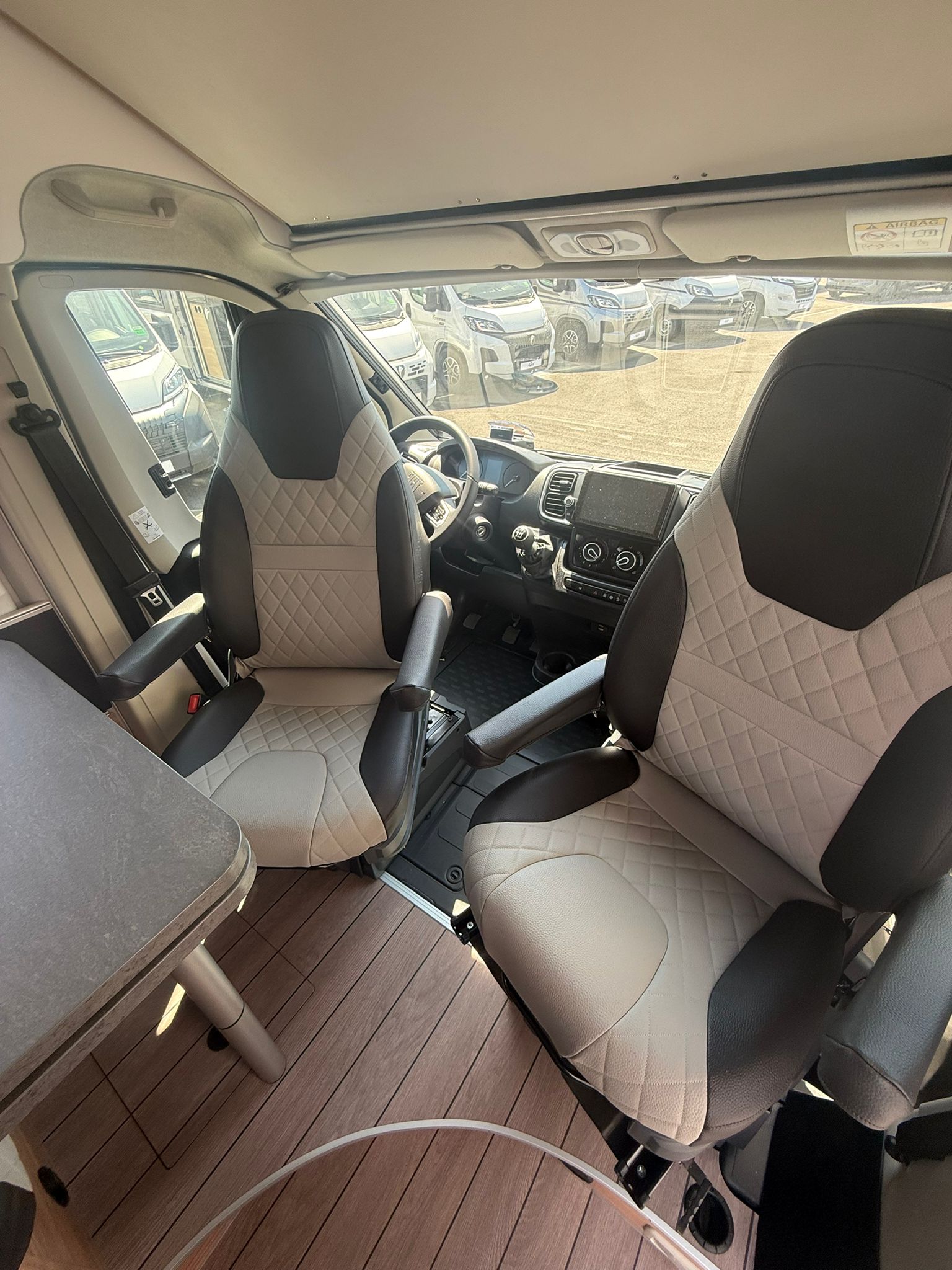 FOURGON WEINSBERG CARABUS 600DQ [FIRE]