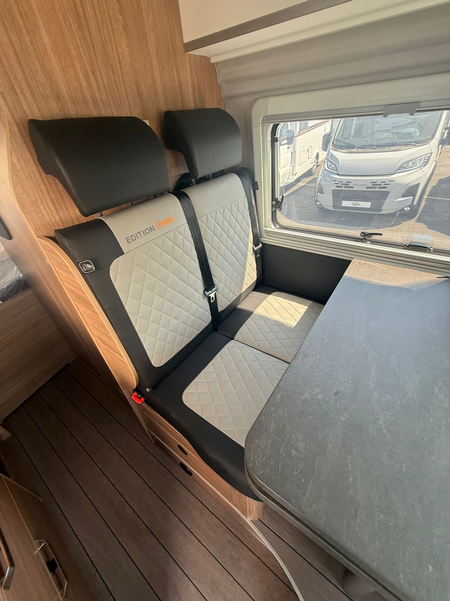 FOURGON WEINSBERG CARABUS 600DQ [FIRE]