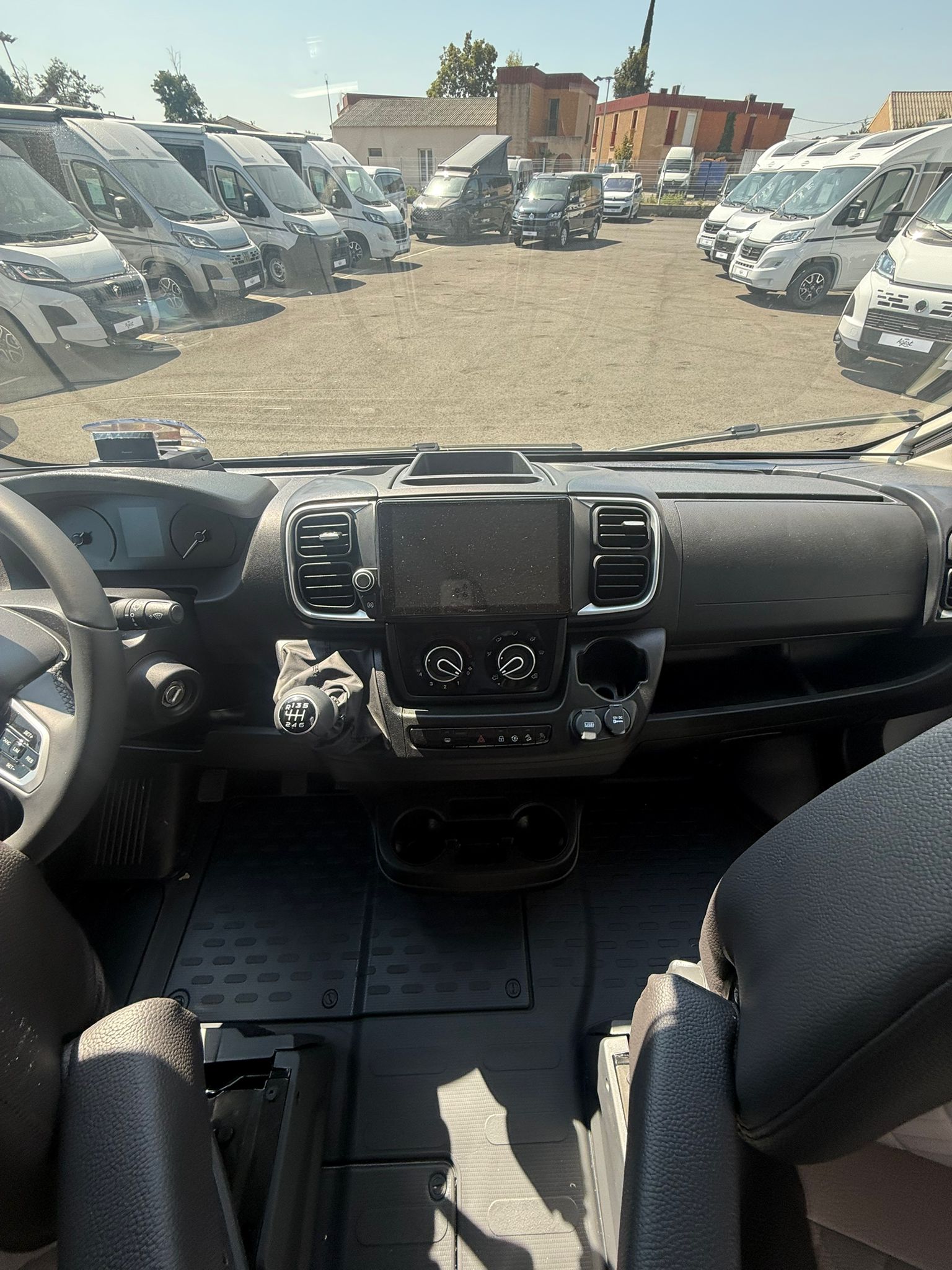 FOURGON WEINSBERG CARABUS 600DQ [FIRE]