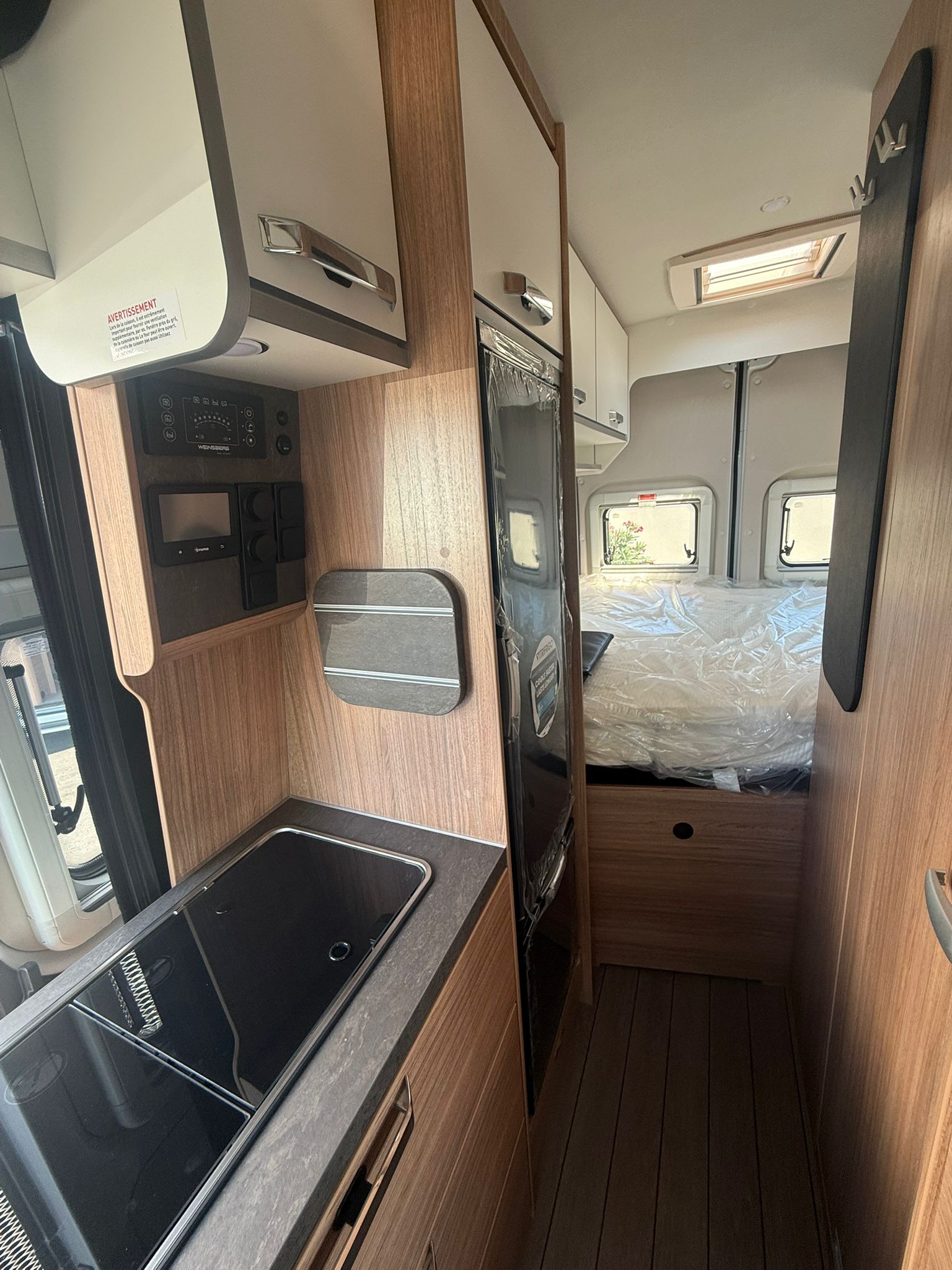 FOURGON WEINSBERG CARABUS 600DQ [FIRE]