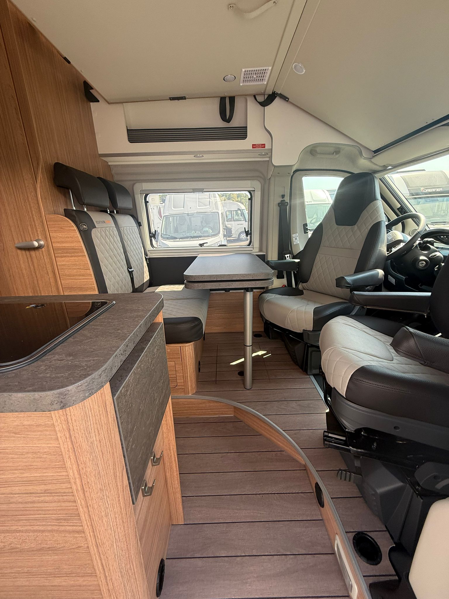 FOURGON WEINSBERG CARABUS 600DQ [FIRE]