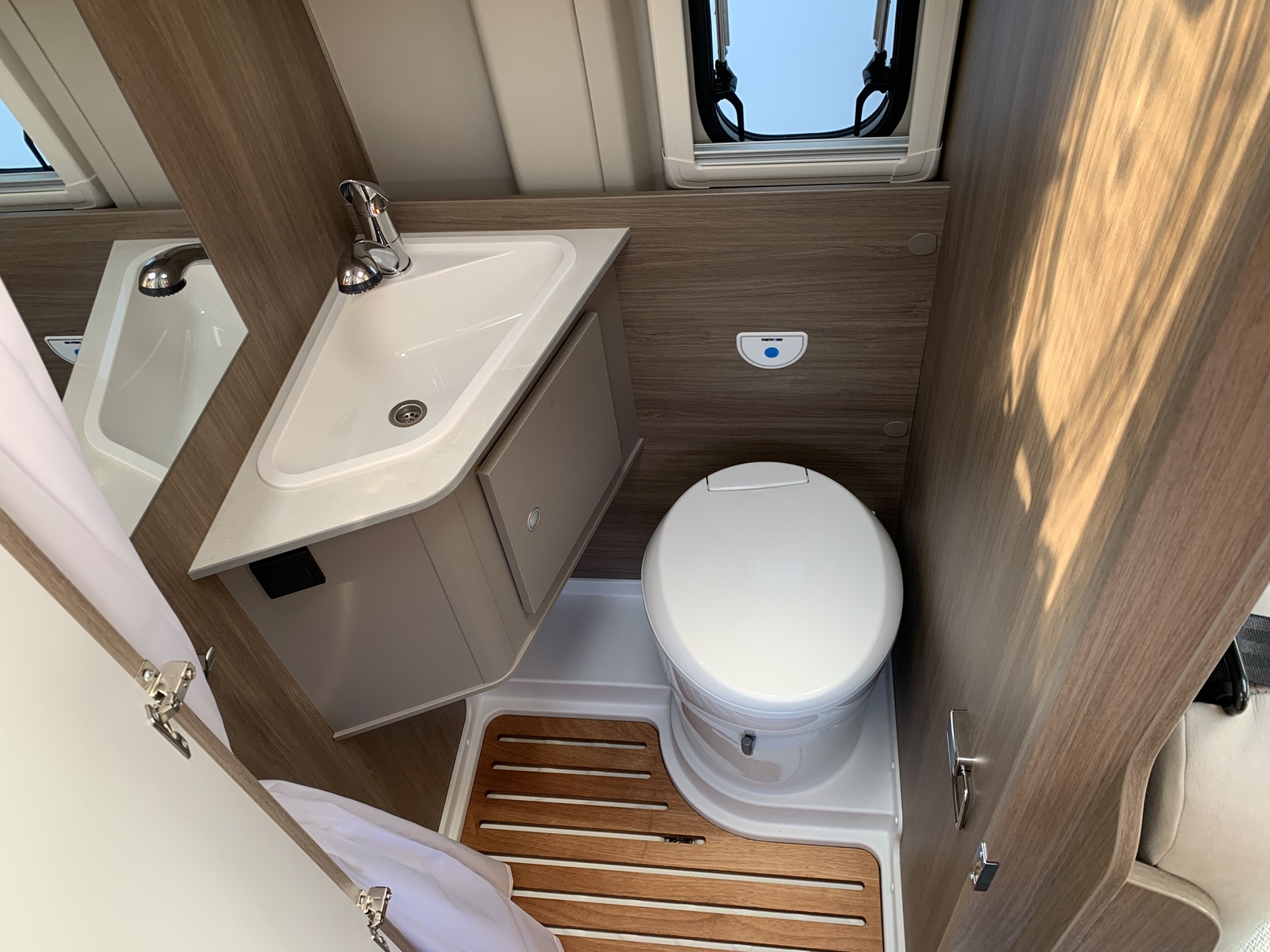 FOURGON CARADO CV 540 PRO
