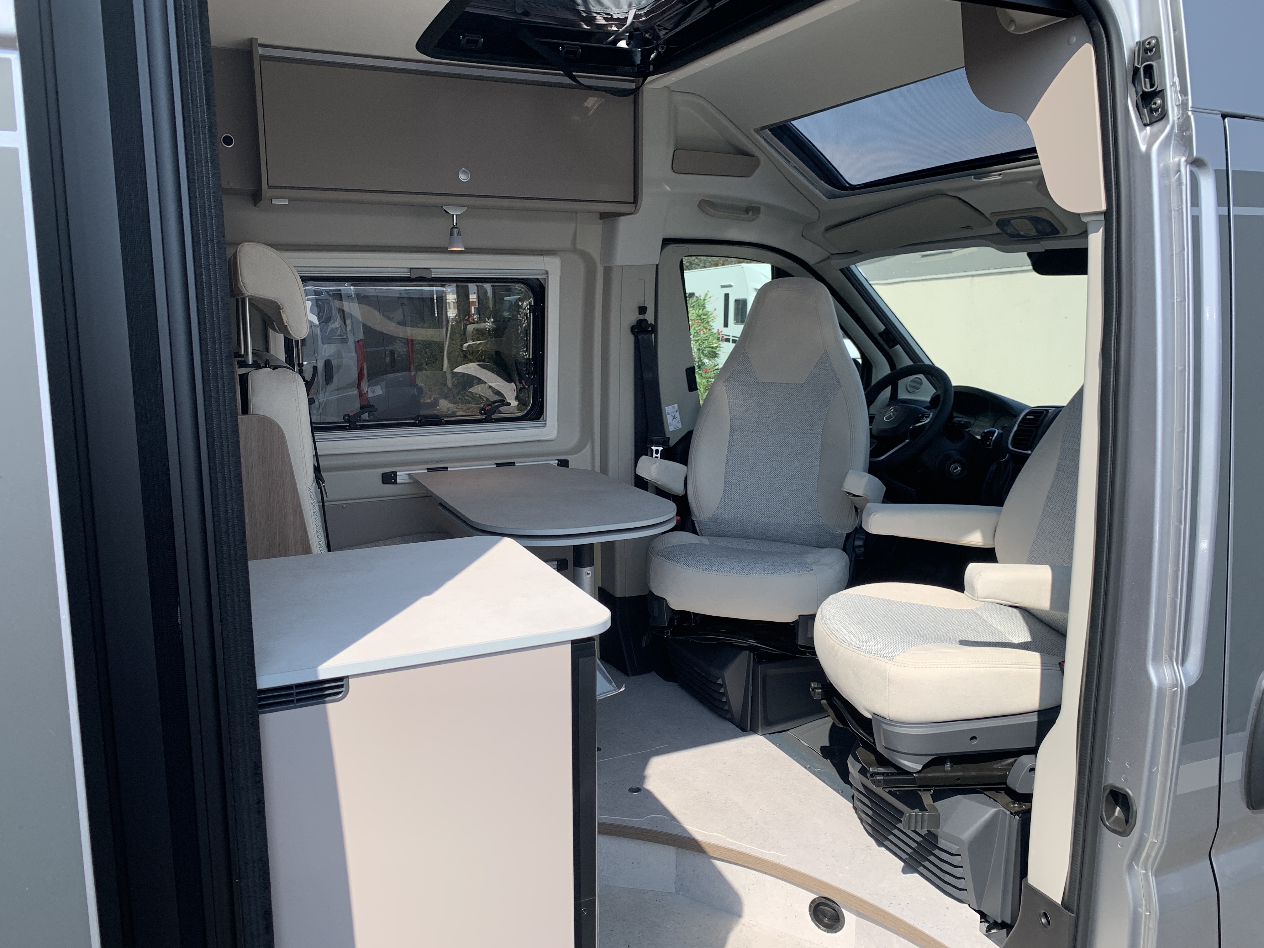 FOURGON CARADO CV 600 PRO + TOIT RELEV