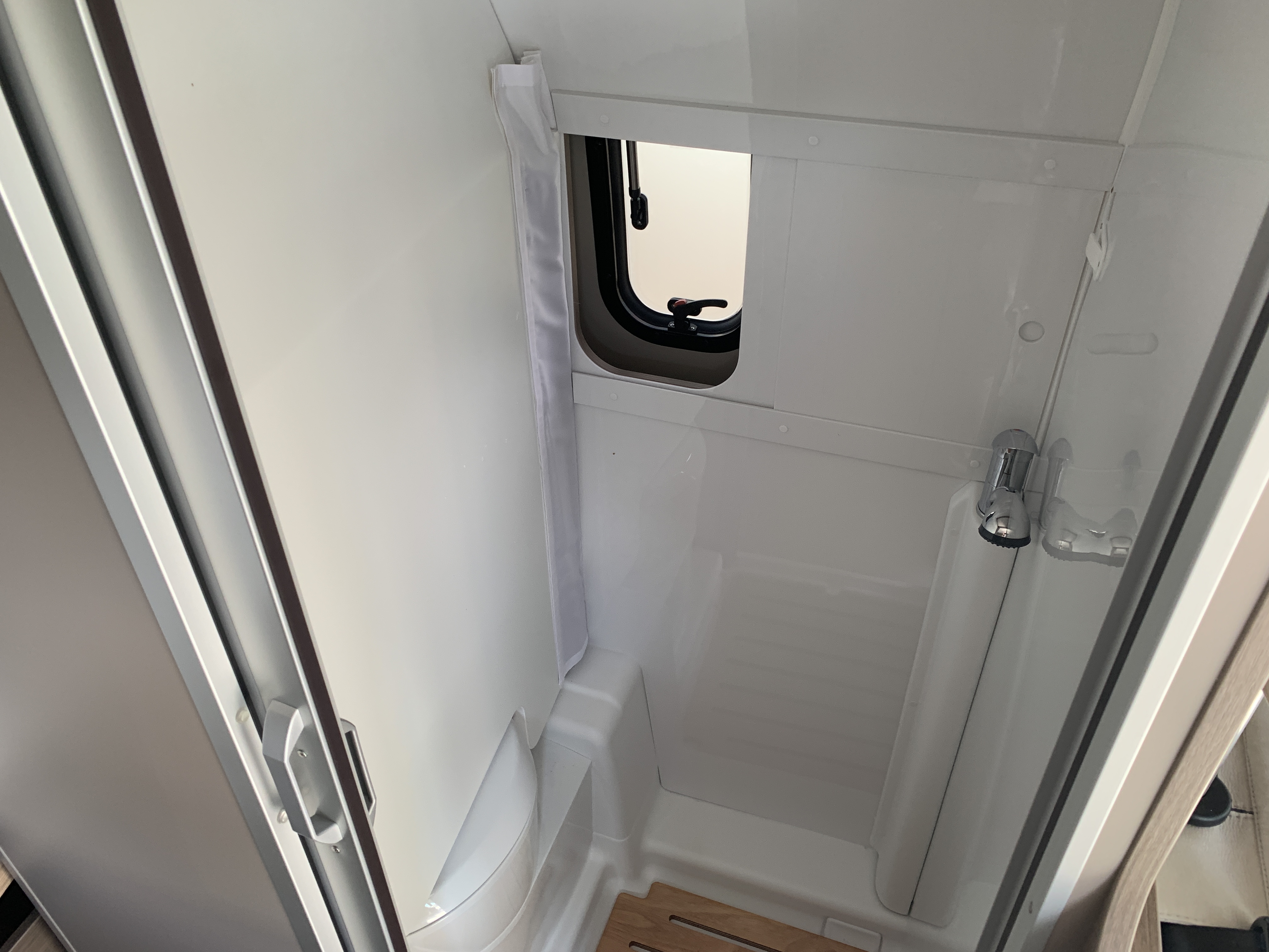 FOURGON CARADO CV 600 PRO + TOIT RELEV
