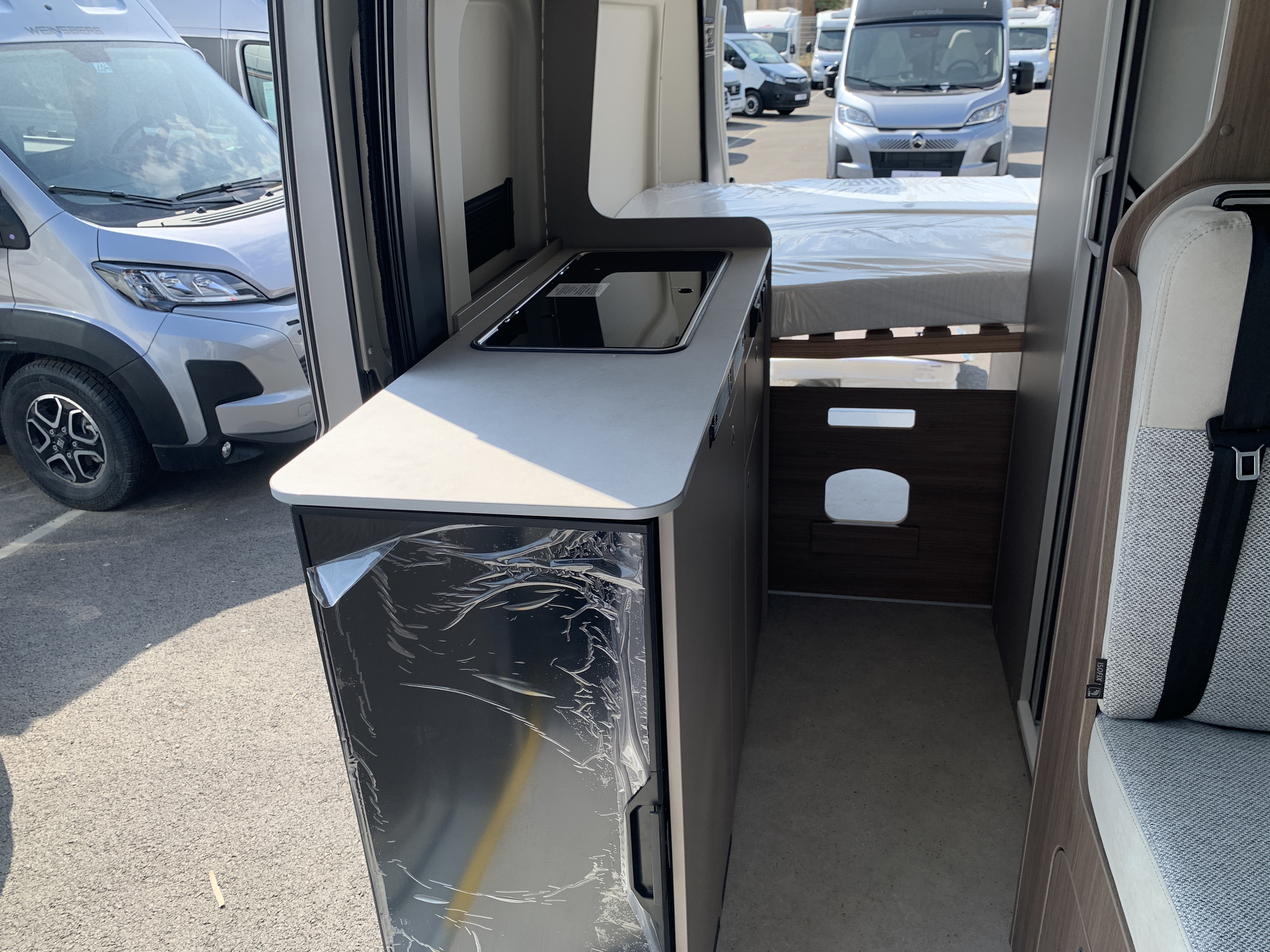 FOURGON CARADO CV 600 PRO + TOIT RELEV