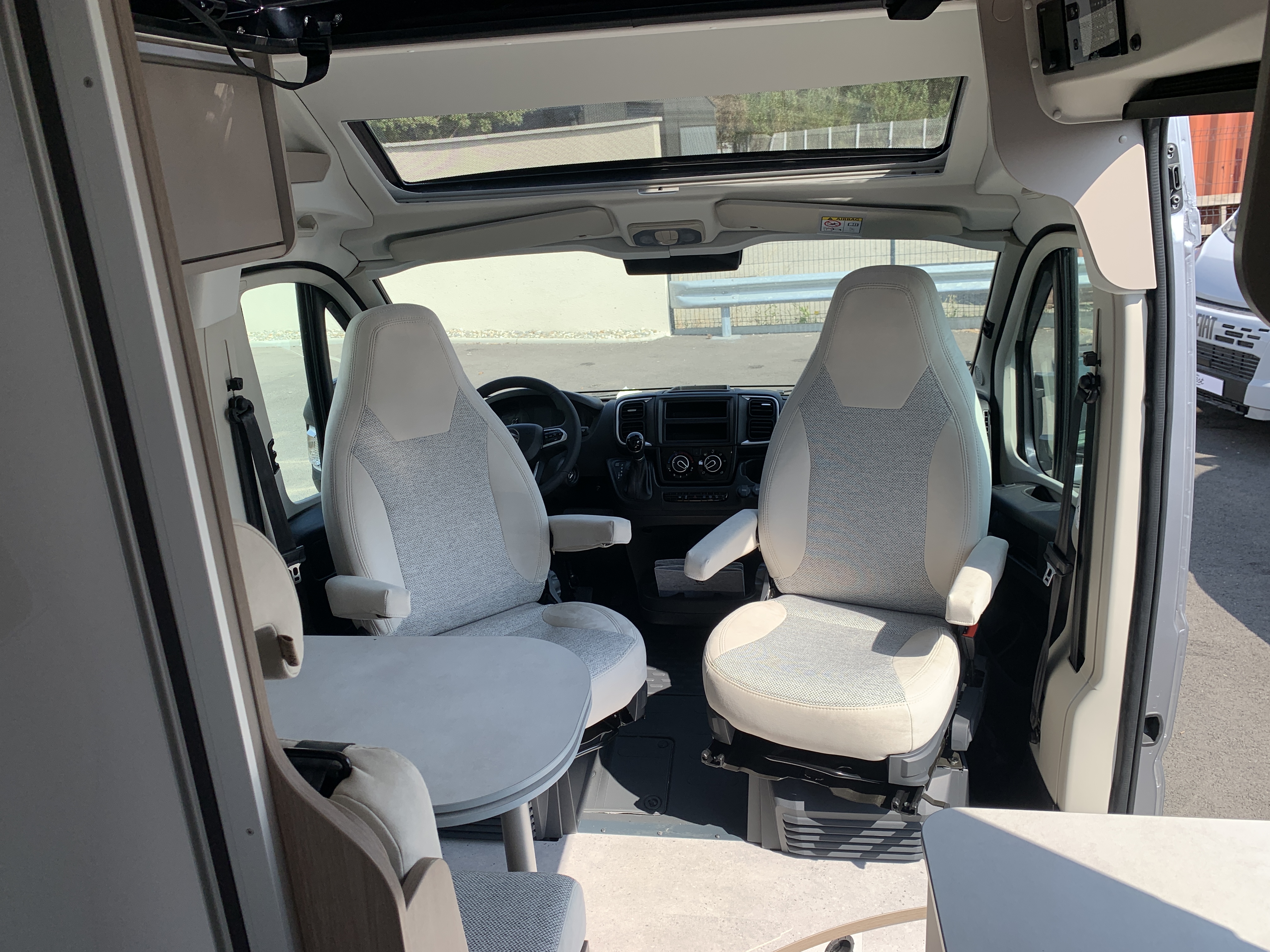 FOURGON CARADO CV 600 PRO + TOIT RELEV